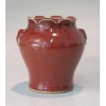 kleine Chinesische Sang de boeuf-Vase, 19.Jhd. grau-grünlicher Scherben mit ochsenblut-farbener