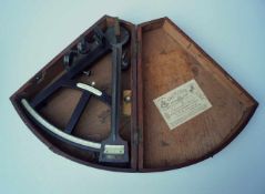 Simpson & Roberts: Hist. Sextant, England um 1800 Sextant aus Ebenholz und graviertem Elfenbein,