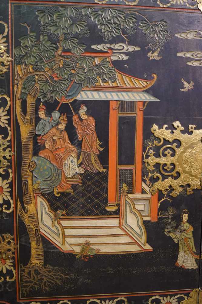 Chinesisches Kabinett, 18. - 20. Jhd. Weichholz beschnitzt und gefasst, vergoldete Beschläge im Stil - Image 10 of 10