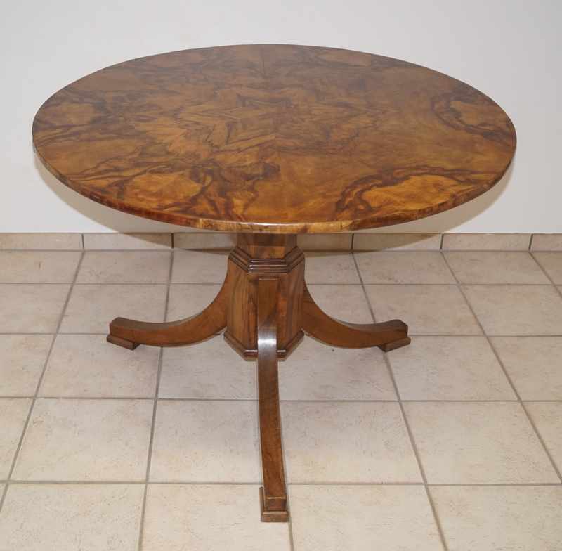 runder Tisch des Biedermeier, um 1830 Nußbaum massiv und furniert, die runde, zargenlose Platte