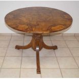 runder Tisch des Biedermeier, um 1830 Nußbaum massiv und furniert, die runde, zargenlose Platte