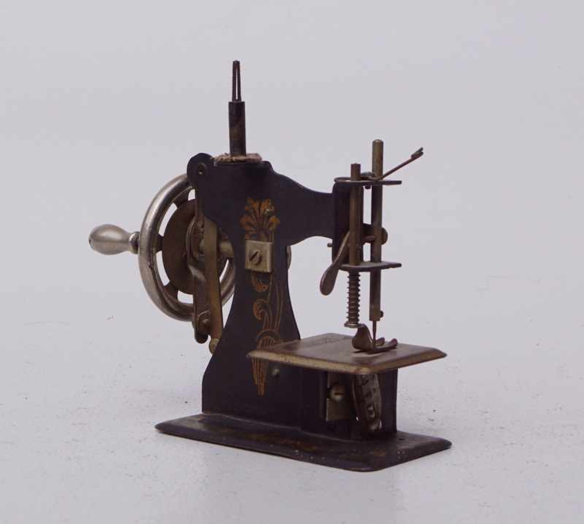 Miniatur Nähmaschine S.M.J. Depose France Funktionstüchtige Kinder - Nähmaschine mit floralem - Bild 2 aus 2