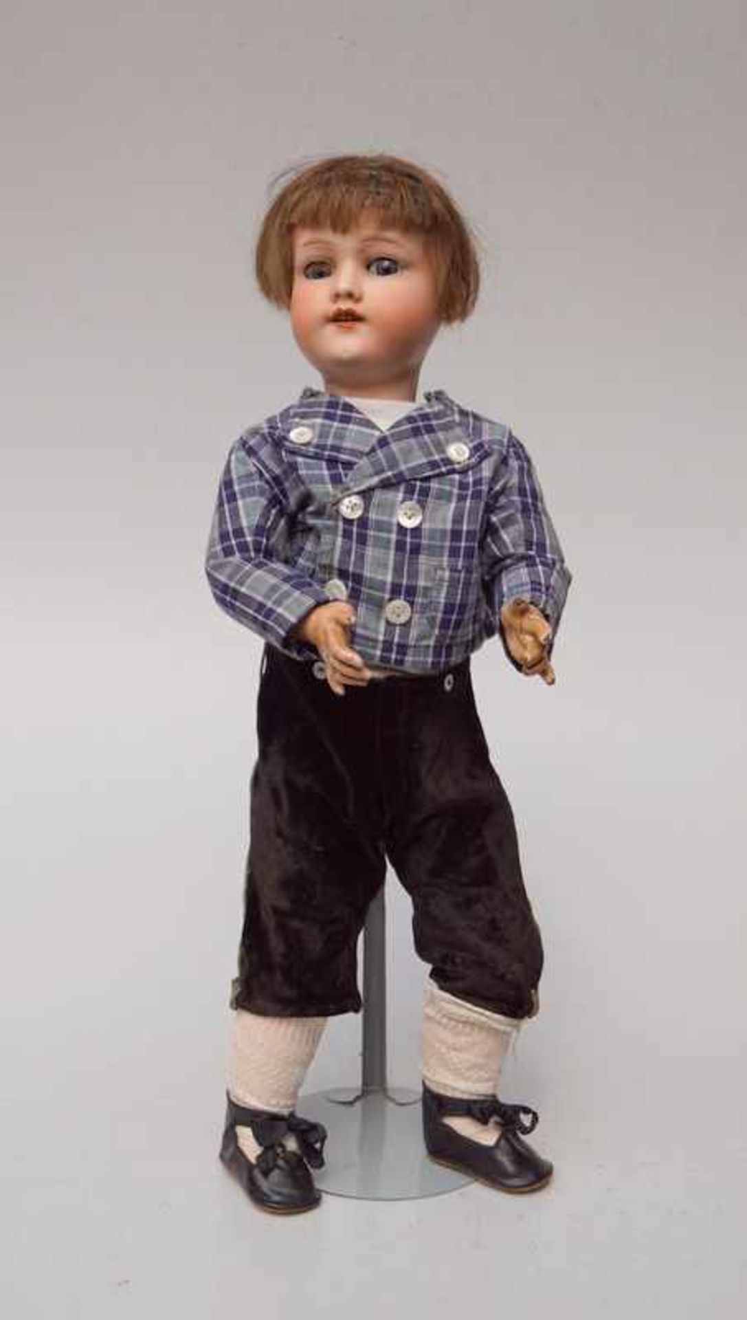Große Jungen-Puppe auf Standfuß, Vorkrieg Rumpf aus Pappmasche, Kopf und Beine aus Biskuit-