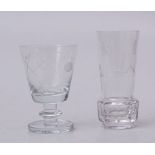 2 Freimaurer-Gläser Farbloses Glas mit geschliffenen Freimaurer-Motiven, bestehend aus einer kleinen