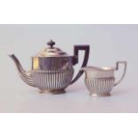 Teeset, Pfeifendekor, deutsch, 1. Hälfte 20. Jahrhundert Teekanne und Milchkännchen, punziert 800er,