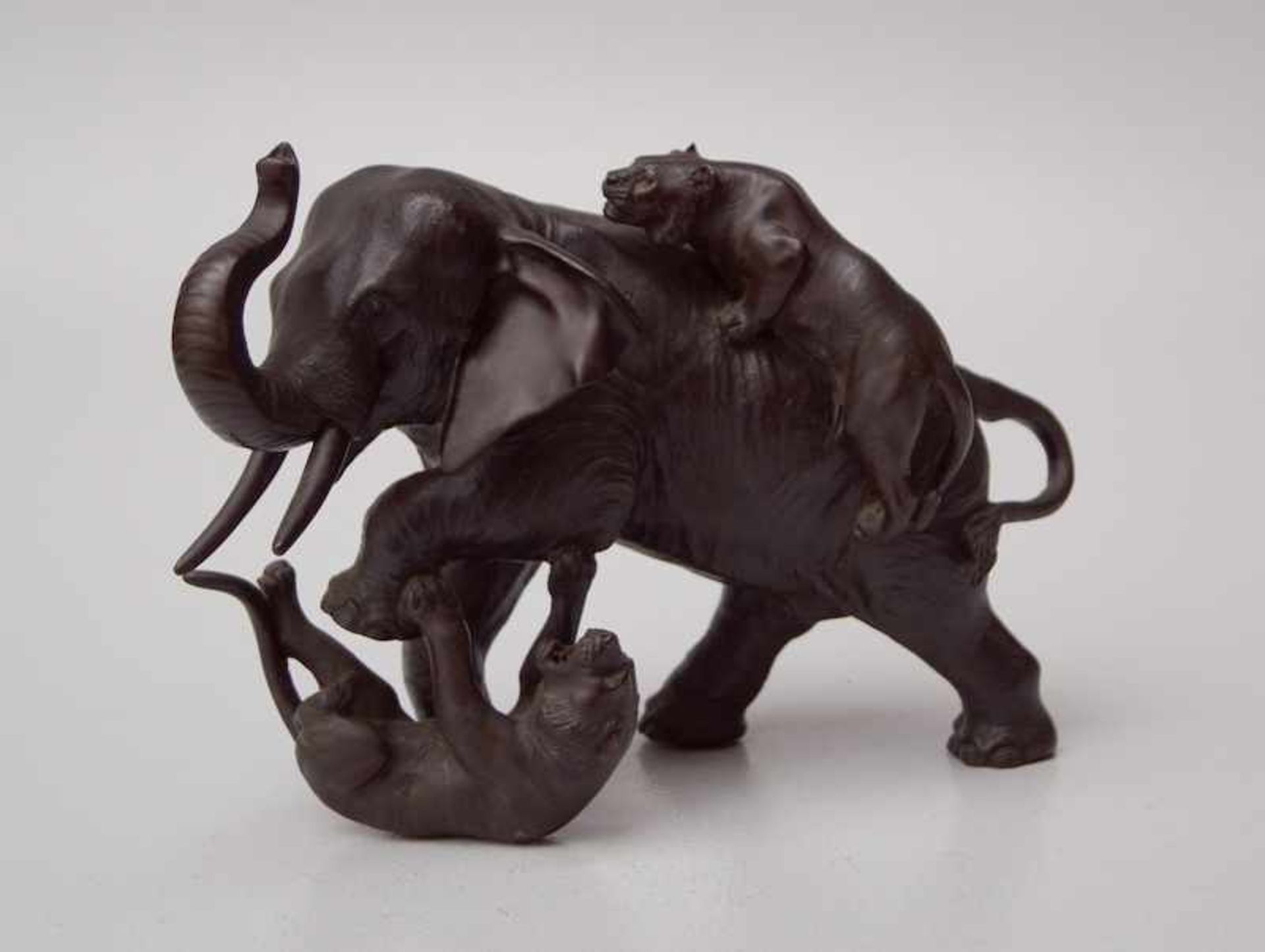 Elefant wird von 2 Tigern angegriffen, Bronze Meiji Elefant von 2 indischen Tigern attackiert,