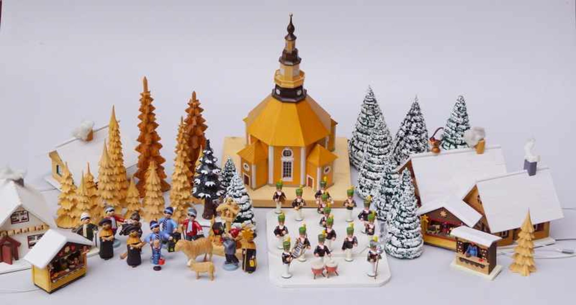 Konvolut Bäume, Häuser, Kirche u.v.m., Erzgebirge Die als verschneite Häuser dargestellten Gebäude