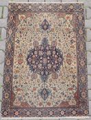 Kleiner antiker Serapi ca. 100 Jahre alt Naturfarben, gleichmäßig dünn belaufen, Seitenkettelung