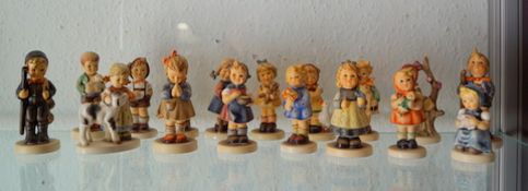 Goebel Porzellanfabrik (Aufglasurblaue Marke, nach 1950): Sammlung klein Hummelfiguren Weißporzellan