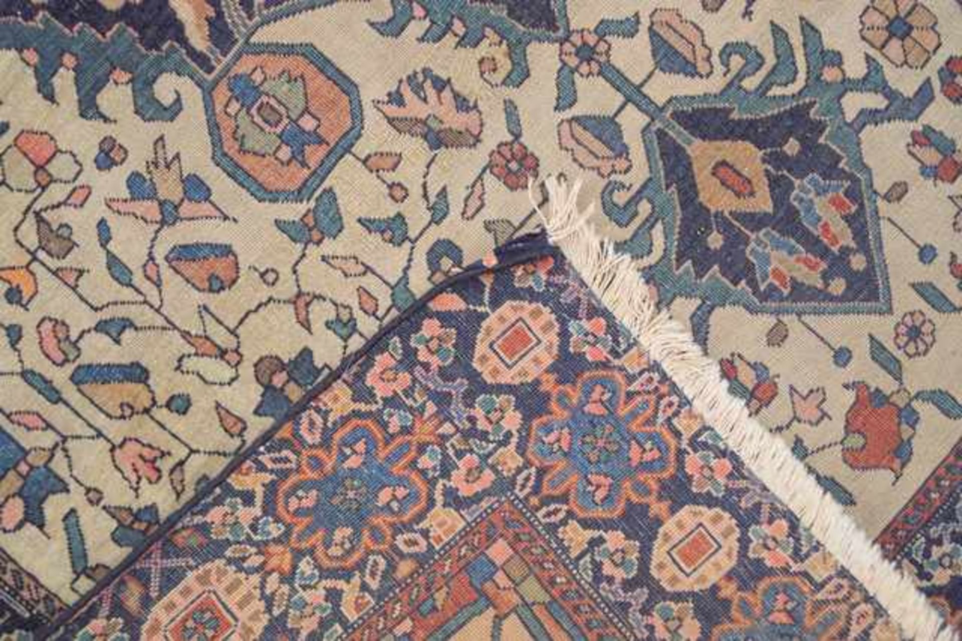 Kleiner antiker Serapi ca. 100 Jahre alt Naturfarben, gleichmäßig dünn belaufen, Seitenkettelung - Image 3 of 3
