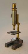 Paul Waechter, Friedenau - Mikroskop um 1900 Messing (teilw. patiniert), 3-stufiges Objektiv mit