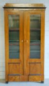 Bücherschrank des Biedermeier, süddeutsch, vor 1840 Nussbaum auf Weichholz furniert, partiell