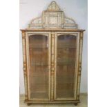 Vitrinen-Schrank, Ägypten um 1900 Reiche Intarsien aus Perlmutter in Hartholz, das Möbel ist