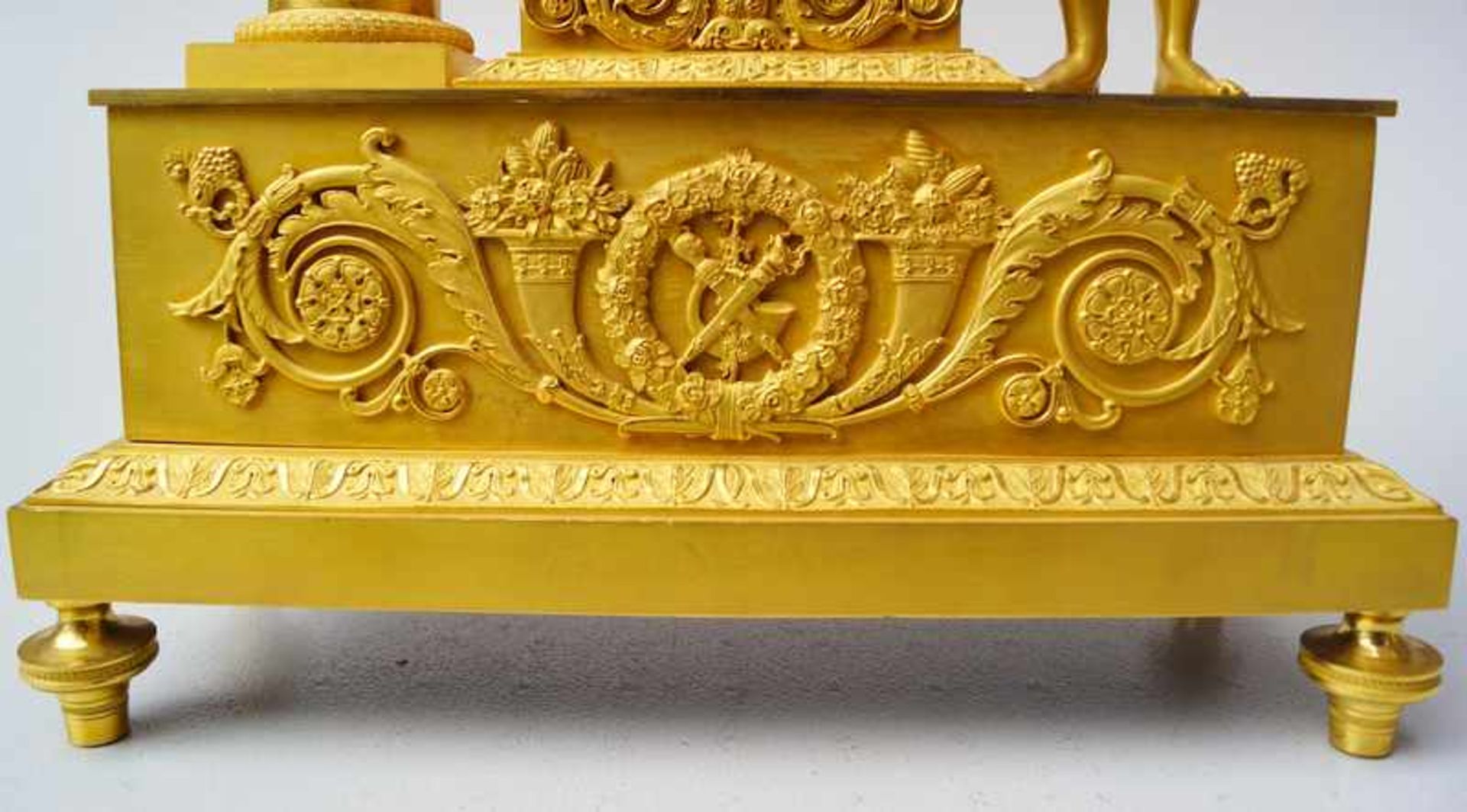Le Clerk á Bruxelles: große, feuervergoldete Pendule des Empire, um 1820 Gehäuse aus - Image 4 of 8