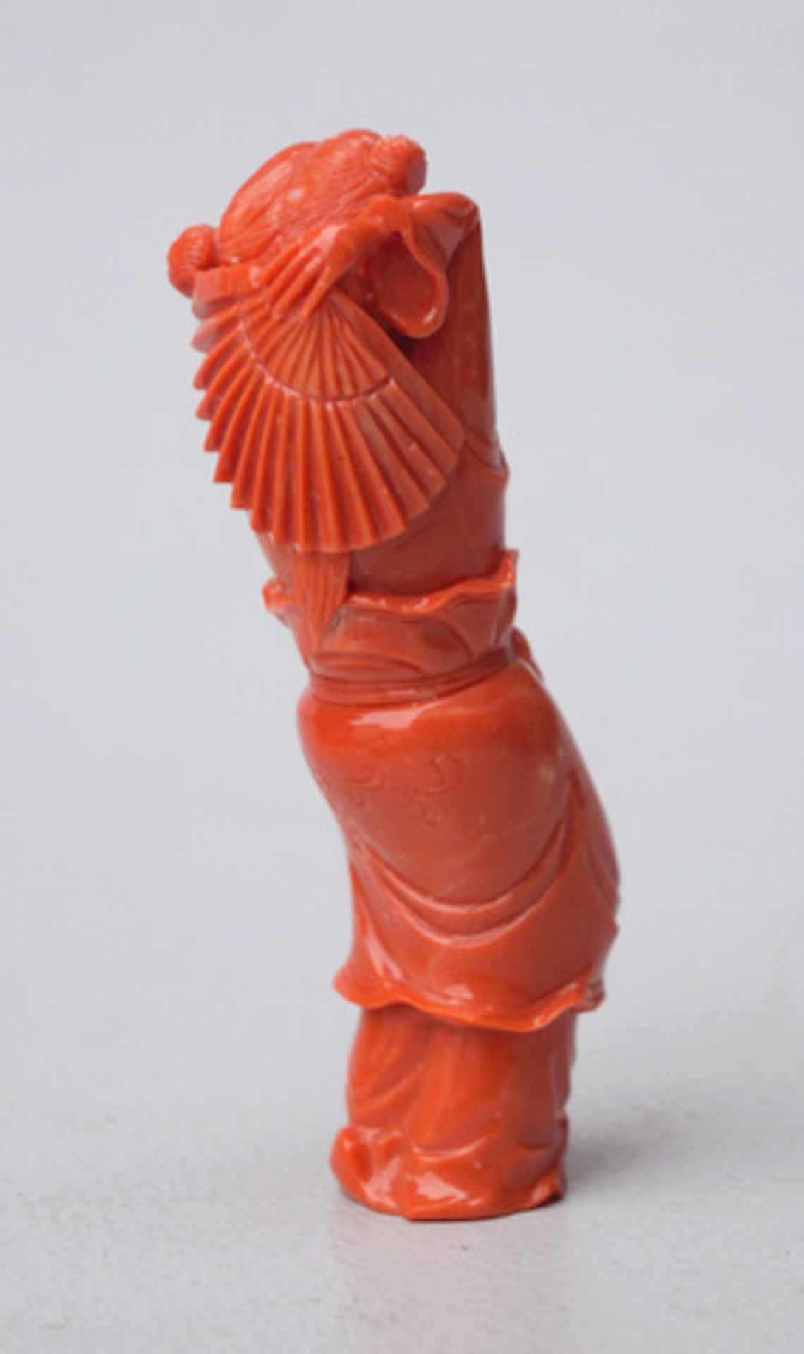 Geisha mit Fächer rote Koralle geschnitzt Ältere chinesische Korallenschnitzerei, chin. Dame mit - Image 2 of 2