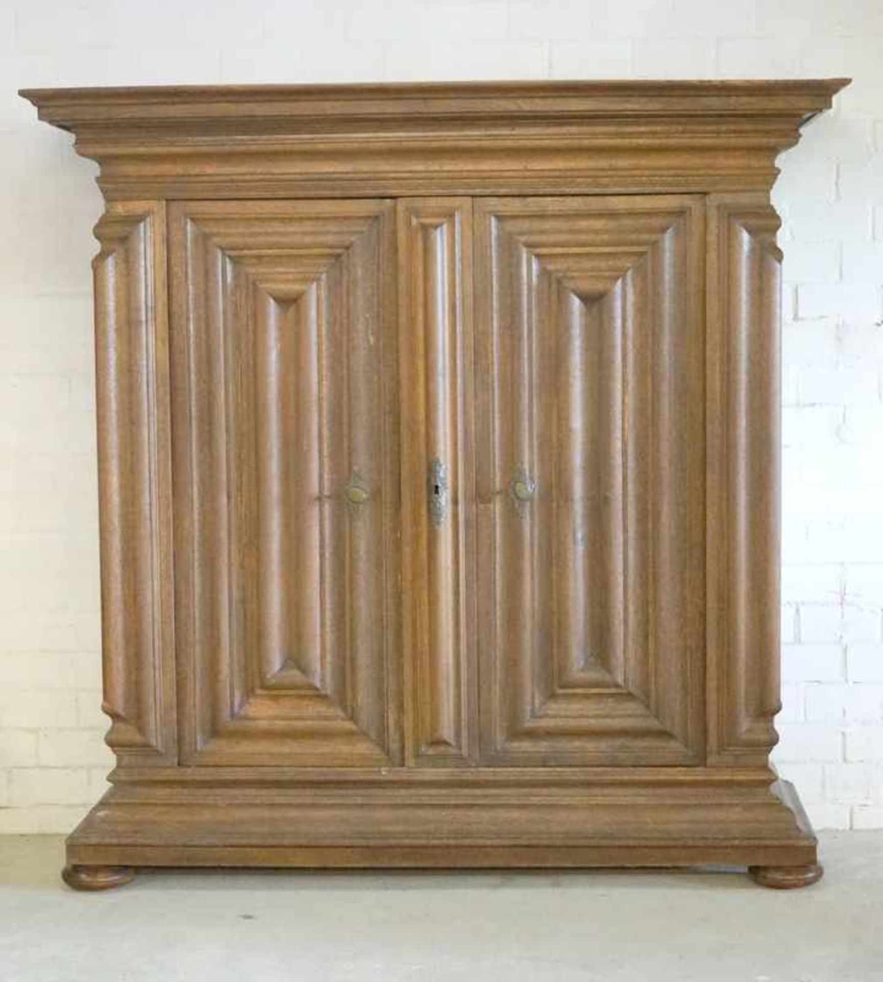 großer Frankfurter Nasenschrank, Eiche massiv, Barock,um 1740 Eiche massiv , großer, räpresentativer