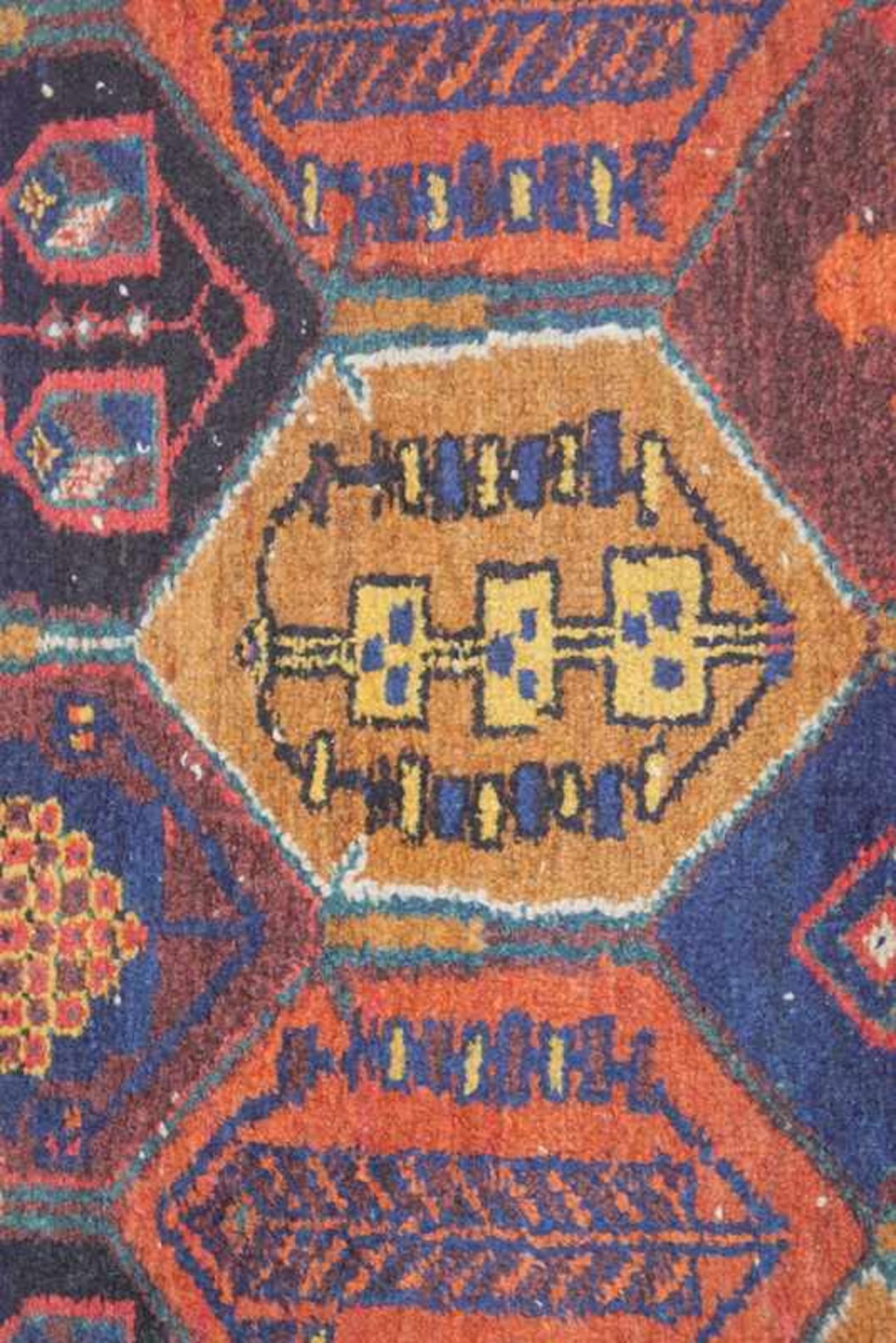 antiker Persischer Felderbachtiari oktagonale Güls - Planzenfarben , wolle auf Wolle , ca 80 jahre - Image 4 of 4