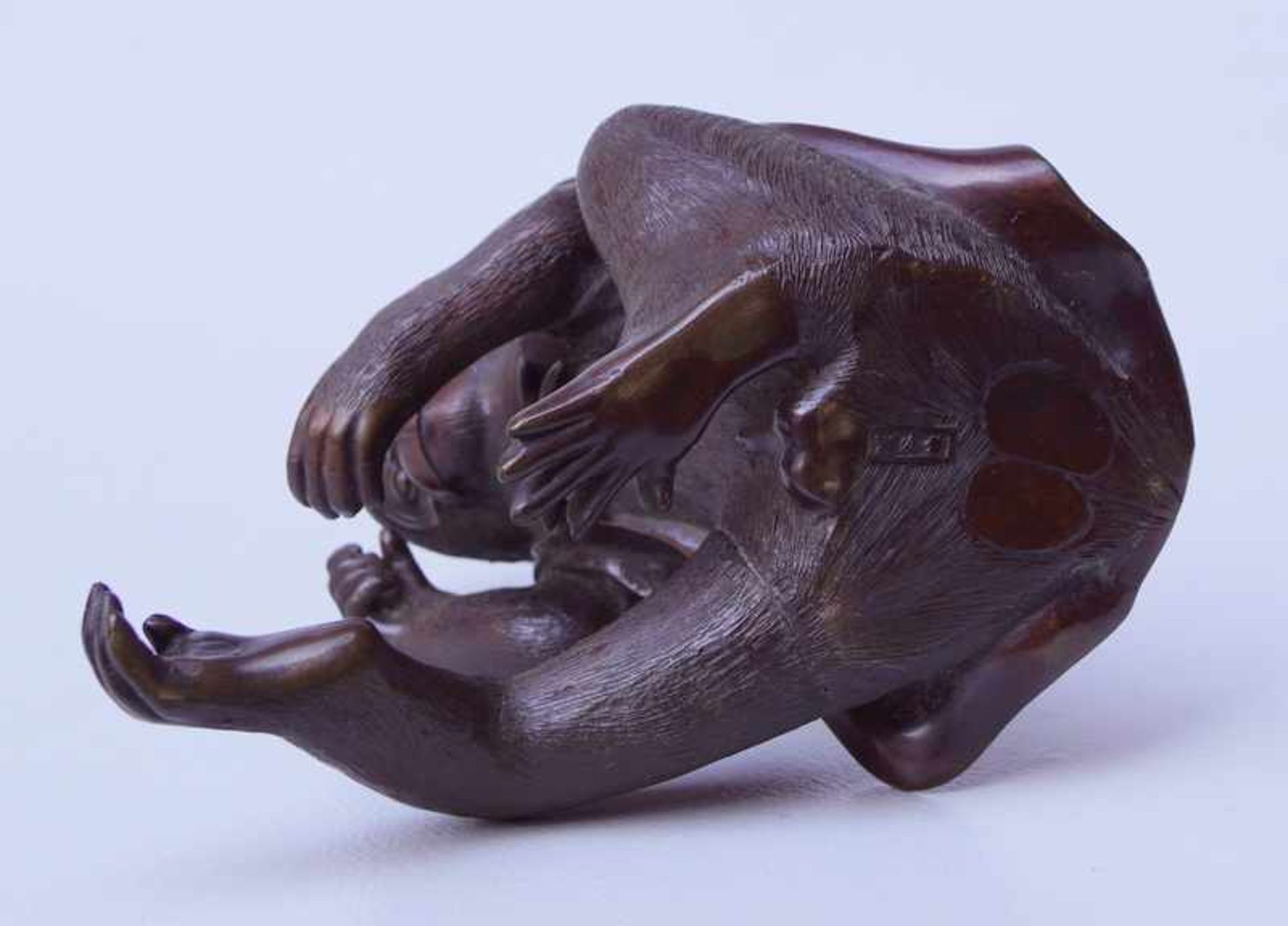 Japanische Bronze eines Affen mit Weste 19. Jhd. Sitzender Affe, mehrteiliger feiner Bronzeguss, - Image 2 of 2