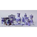 Sammlung Chin Blau-Weiße Porzellane 18-teilig Unterglasurblau mit chin. Blockmarken, Kerzenleuchter,