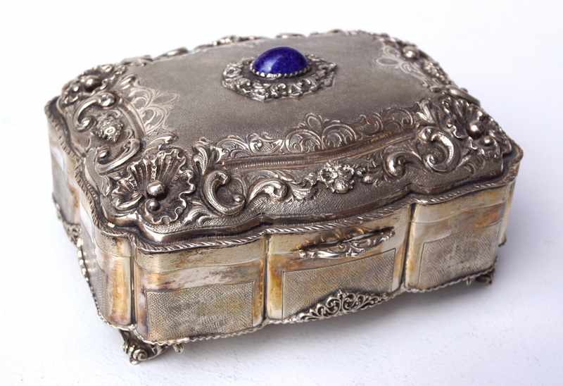 Schwere Prunkschatulle mit Lapislazuli, Rokoko-Stil, 800er Silber Schwer gearbeitete