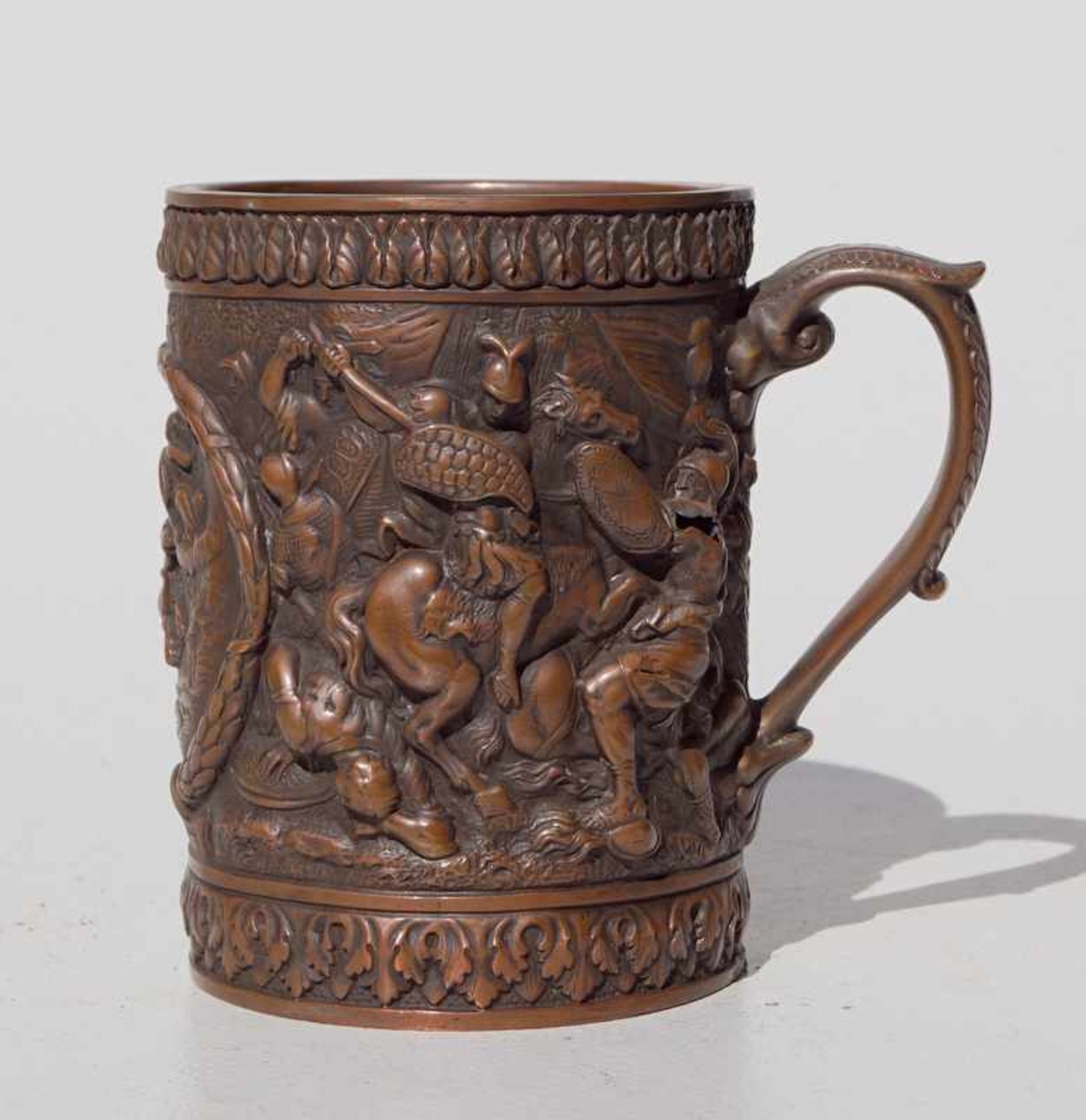 Italienischer Trinkbecher mit Schlachtendarstellung im Renaissancestil Kupferguss mit Resten von