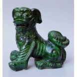 Großer Fo-Hund als Wächterfigur Keramik hohl gearbeitet, mit spinatgrüner Glasur, Höhe 40cm, China