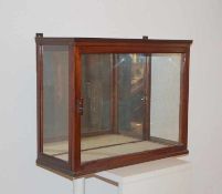 Vitrinenkasten aus alter Ladeneinrichtung, um 1900 Mahagini massiv und furniert, verspiegelt