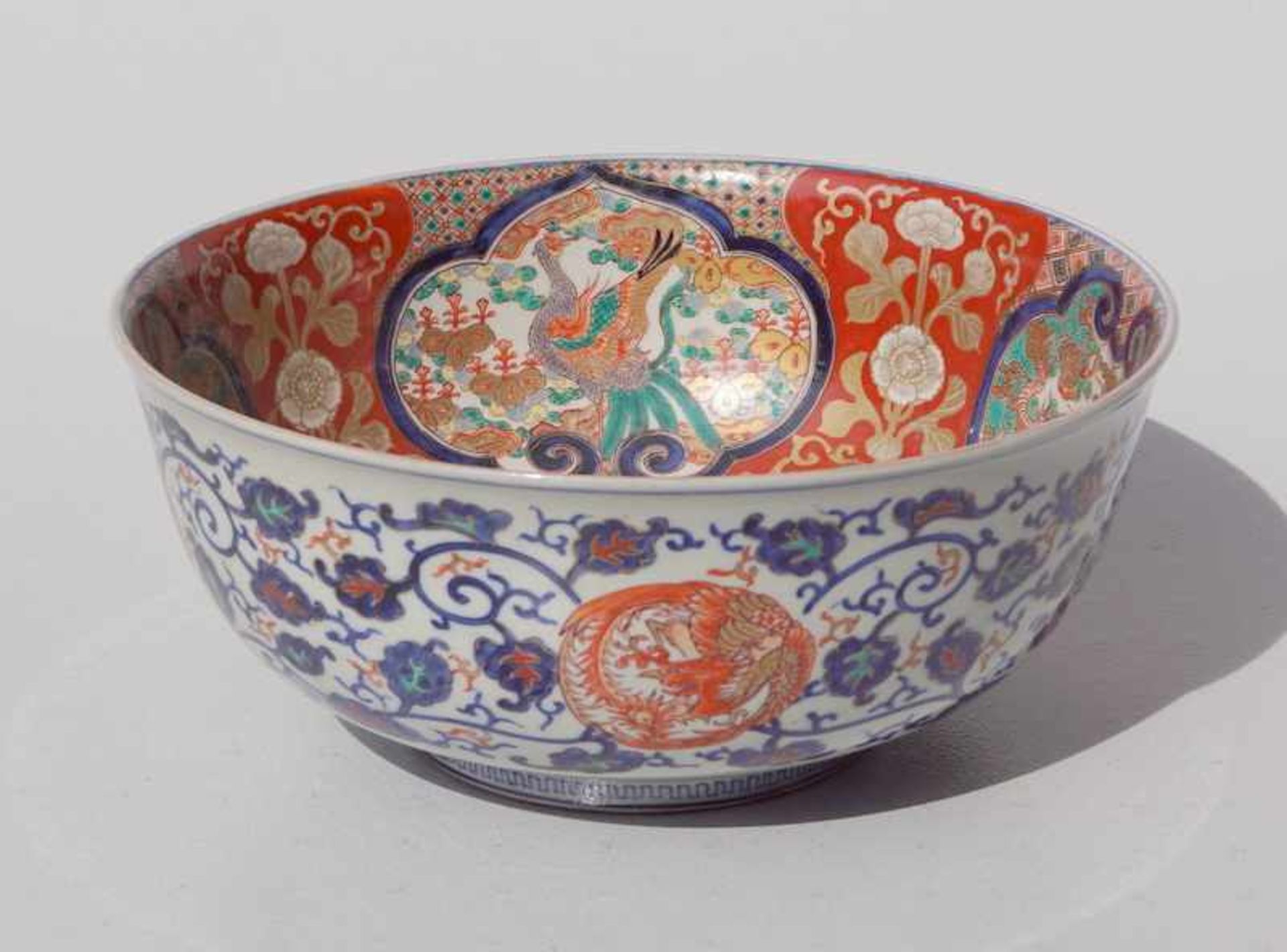 Große Imari Schüssel Japan Meji Epoche Graue Exportscherbe, Umlaufen dekoriert mit Lotosranken