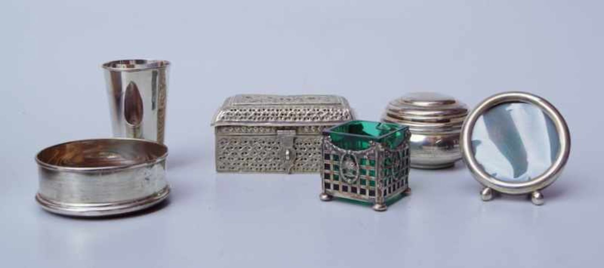 5 Silberobjekte 800-925 Sterling Flaschenhalterung, London Sterling, Deckeldose - Ägypten 800er,