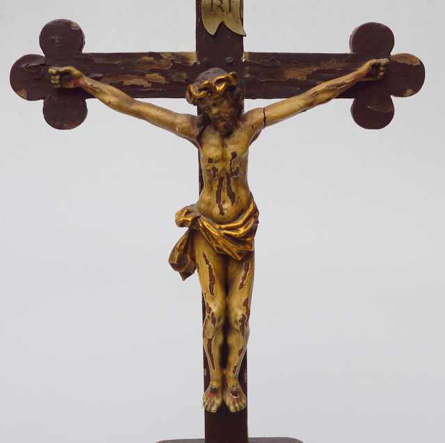 Kruzifix, deutsch, 19.Jhd. aus massiver Eiche geschnitzt und gefasst, die Fassung besch./ - Image 2 of 4