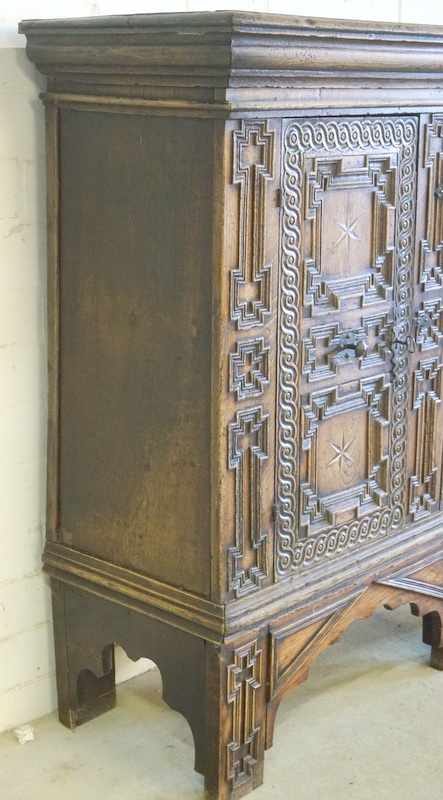 Großer flämischer Vorratsschrank, 19. Jhd. (oder früher) Eiche massiv, mit Intarsien aus Ahorn und - Image 5 of 5