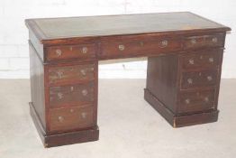 Englischer Schreibtisch, spät- viktorianisch, um 1870 Mahagoni furniert, die Platte mit geprägtem