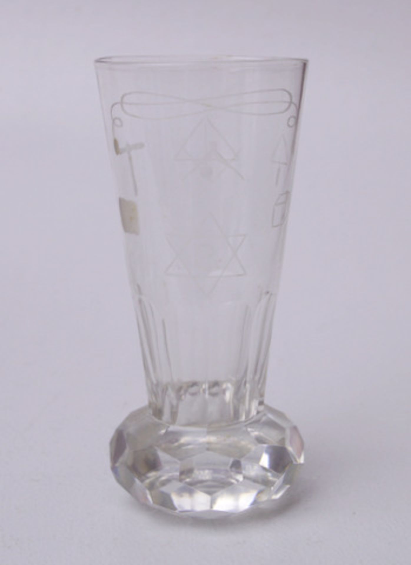 Folge von 7 Freimaurer-Gläsern, sog."Kanonen" Farbloses Glas mit gravierten Freimaurer-Motiven, - Bild 2 aus 2