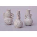 3 Blanc de Chine Vasen Porzellan, weiß glasiert, vollplastische Handhaben mit Fabeltieren, Höhe