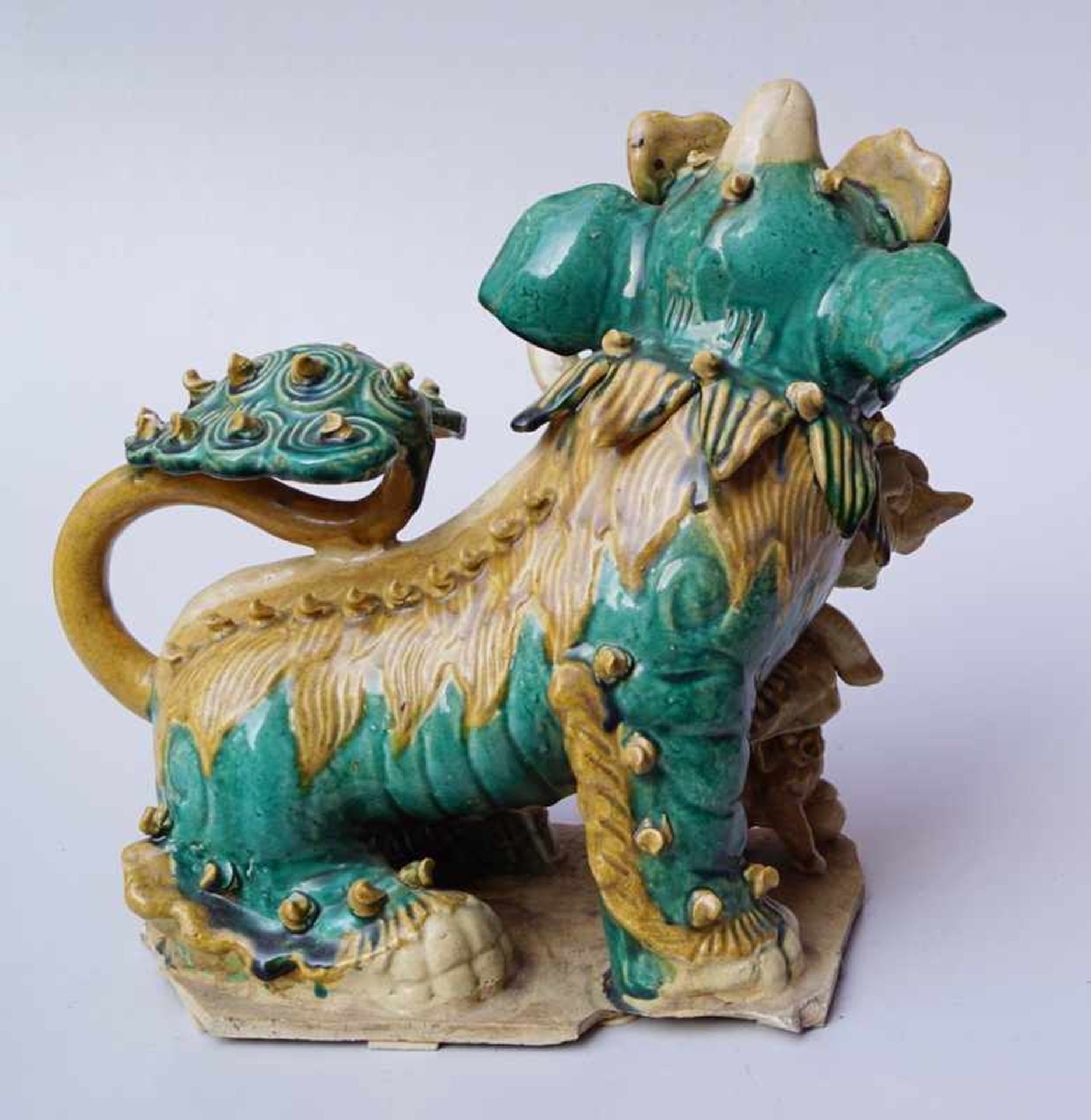 Darstellung eines Qi-Lin aus glasierte Keramik China 19. Jh. Qui Ling Fabelwesen mit Einhorn, - Image 2 of 2