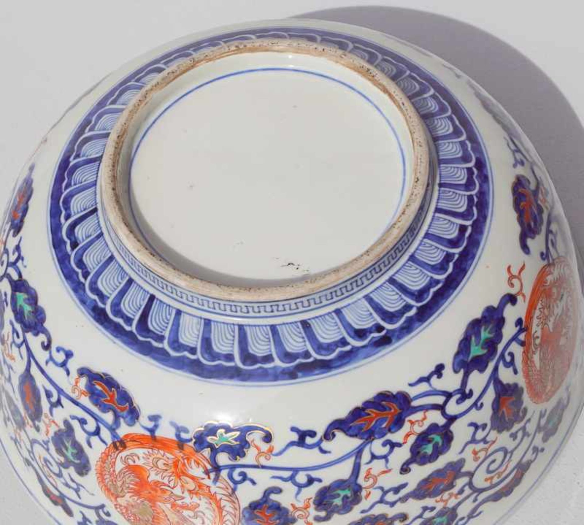 Große Imari Schüssel Japan Meji Epoche Graue Exportscherbe, Umlaufen dekoriert mit Lotosranken - Image 2 of 2