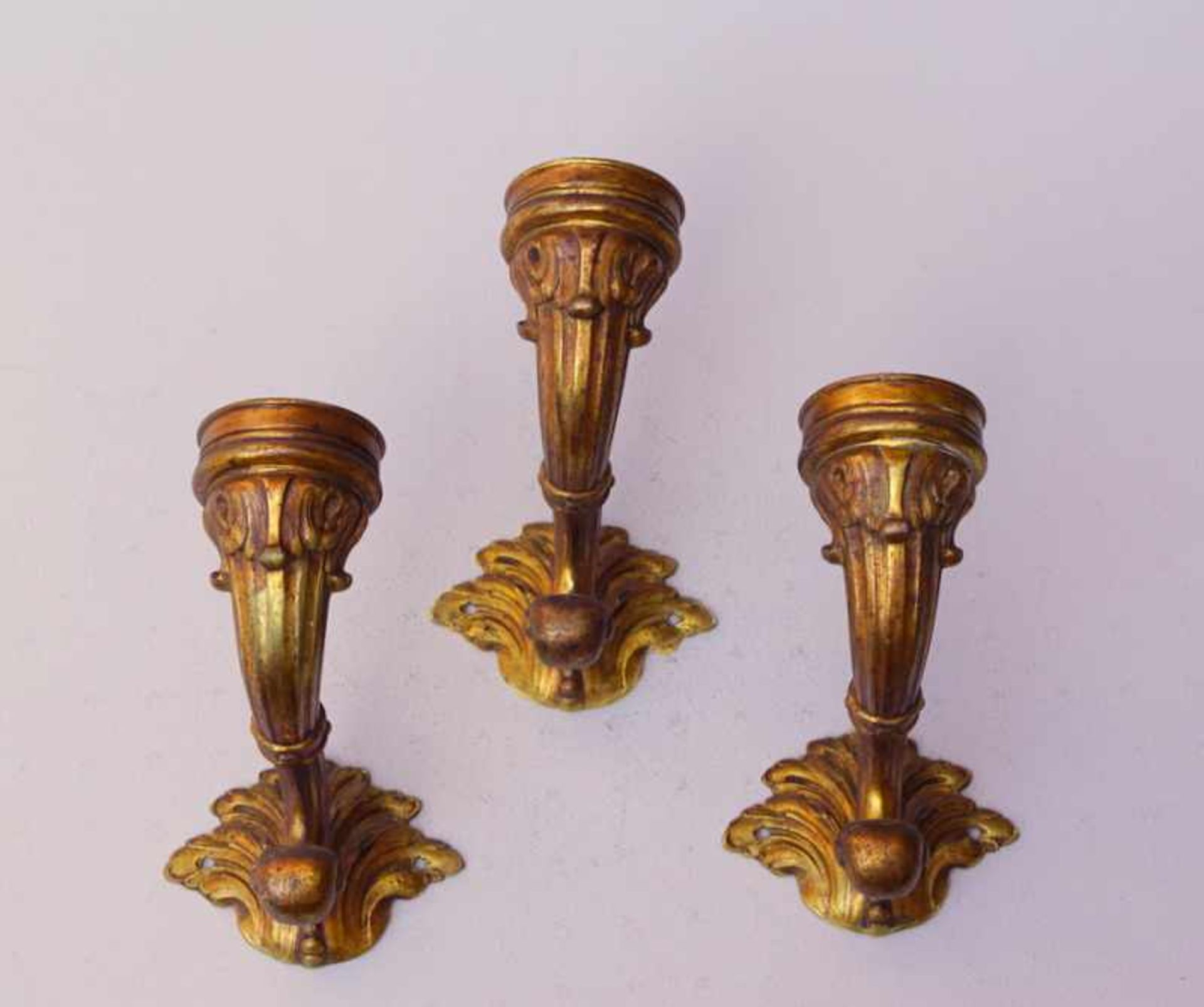 Drei Wandappliken in Form eines Füllhorns Messingguss, vergoldet, Arkanthusblattwerk,