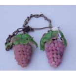 Pärchen Glaslampen in Form von zwei Weintraubenreben In Holzform gepresst, mit der Zange