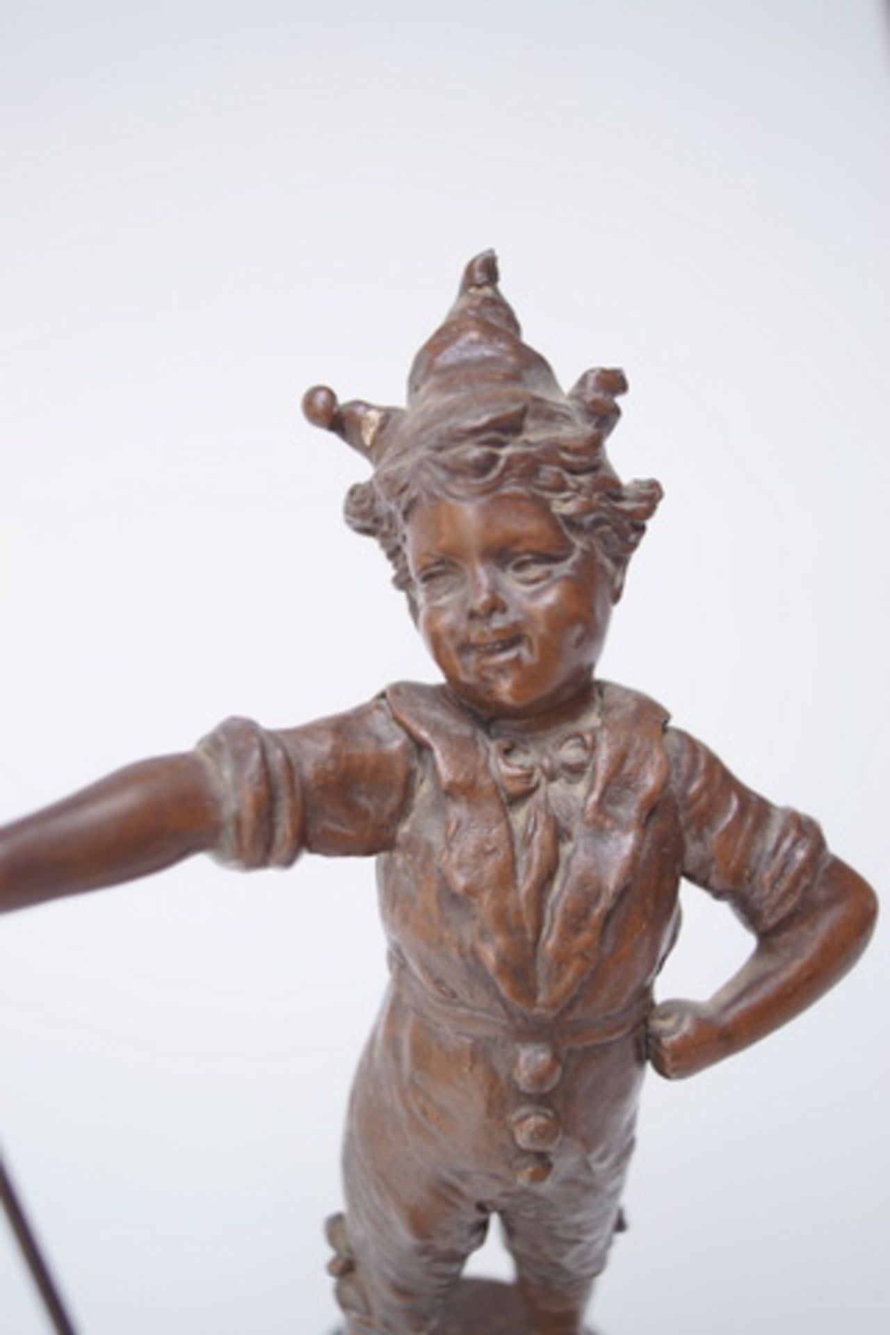 Bronzefigur "Der kleine Narr" auf Marmorsockel Kleine Bronze, Narr mit Kasperlekopf auf Stab, - Image 2 of 2