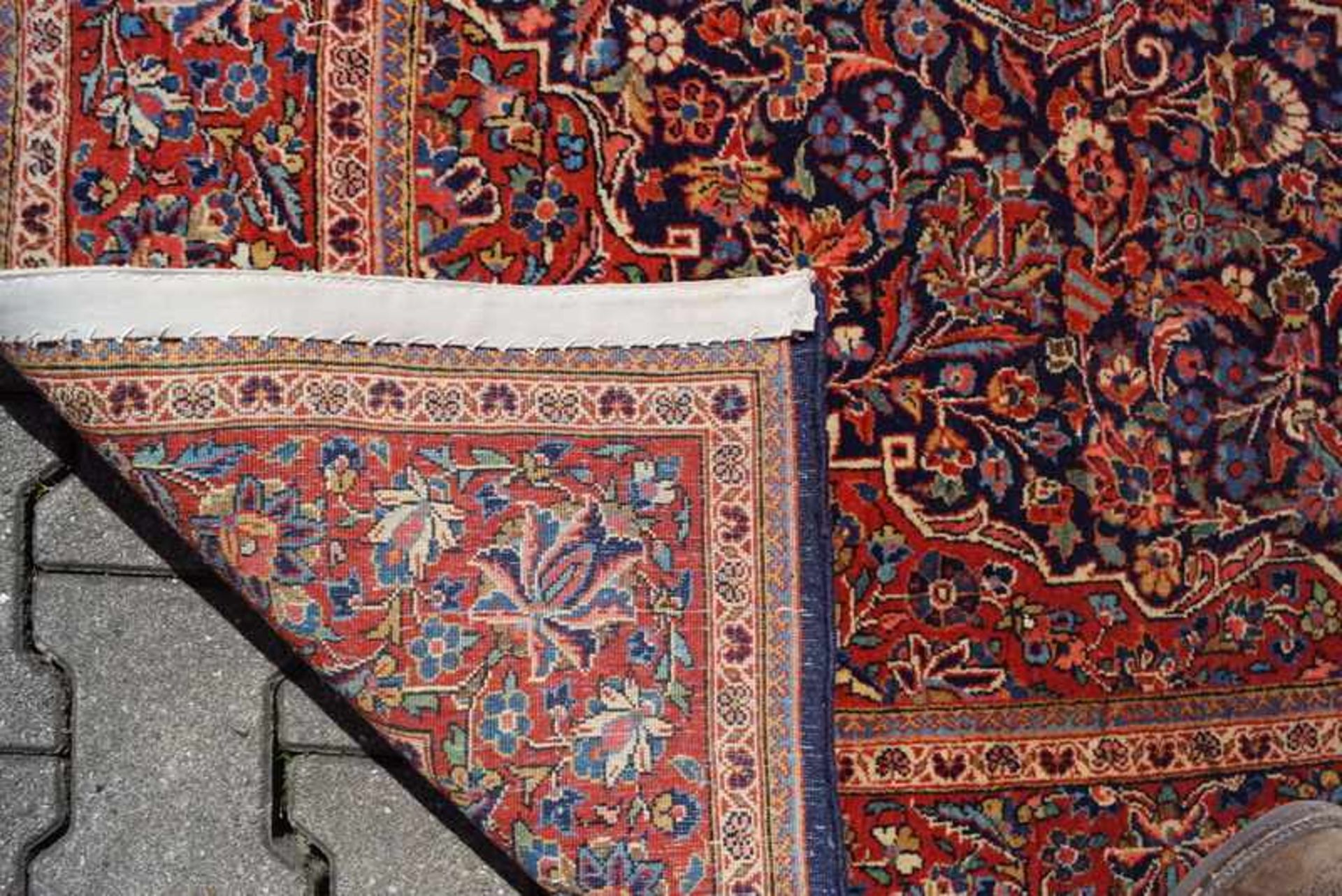 Persischer Keshan Anilinfarben, ca. 200.000 Knoten per Quadratmeter, rot vor dunkelblauem Fond, - Bild 3 aus 3