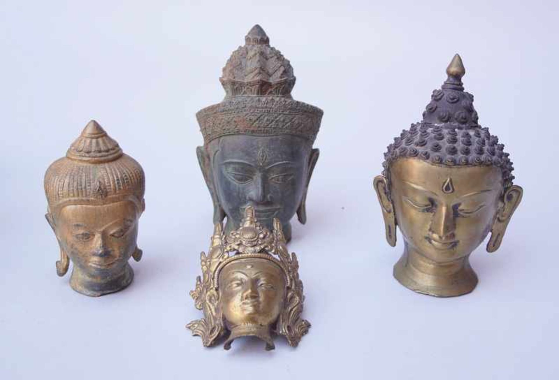 4 Buddhaköpfe Bronze Thailand 20. Jhd. Buddha im Khmer Stil, Bronze, oxydgrüne Patina,