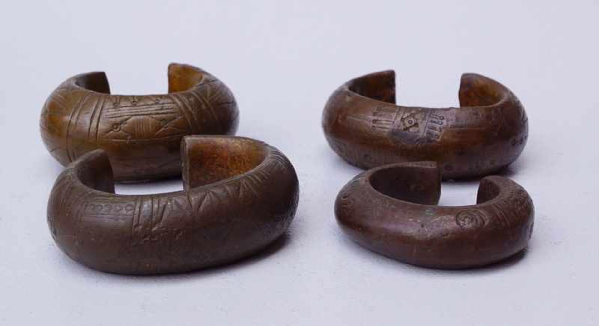 4 schwere Bronzearmreifen Primitivgeld Mamnille Afrika Kupfer Bronzelegierungen, sog. "Sklavengeld",