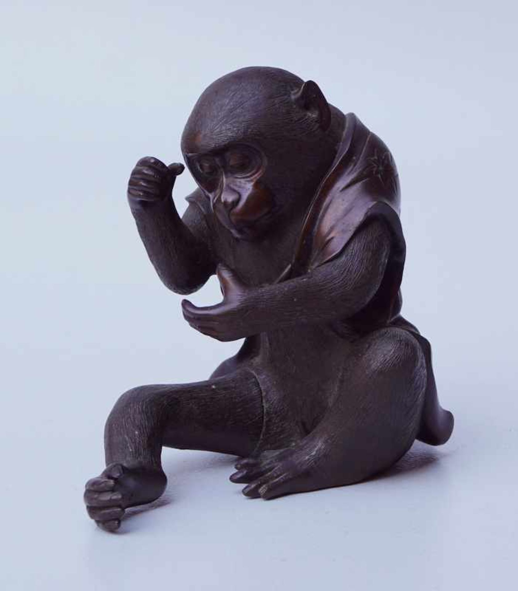 Japanische Bronze eines Affen mit Weste 19. Jhd. Sitzender Affe, mehrteiliger feiner Bronzeguss,