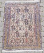 Türkischer Teppich mit Güls 19. Jhd. Naturfarben, starke Gebrauchsspuren, Rand aufwendig
