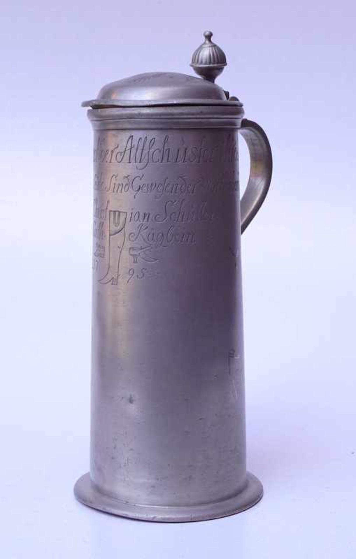 Großer Zinnkrug der Schuster von 1790 "Das löbliche Amt der Altschuster ihre Kanne, die zwei