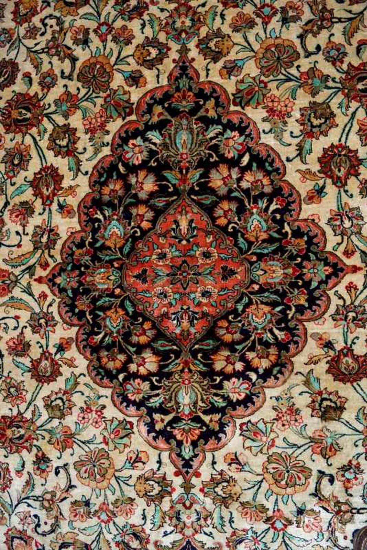 Großer Persischer Seidenteppich 303 x 204cm, Seide auf Seide, guter Zustand, sehr feine Knüpfung ca. - Image 4 of 5