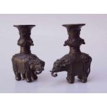 Pärchen Bronzevasen in Elefantenform China 19. Jhd. 2 sich einander zuwendenden Elefanten, auf dem
