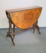 Gate-Leg-Table viktorianisch, um 1860 Das Gestell mit ausschwenkbaren Beinen aus gebeizter Buche,