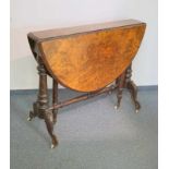 Gate-Leg-Table viktorianisch, um 1860 Das Gestell mit ausschwenkbaren Beinen aus gebeizter Buche,