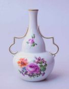 Staatlich Meissen (Unterglasurblaue Schwertermarke: 1900-1924): Vase Seltene Henkelform des Art-